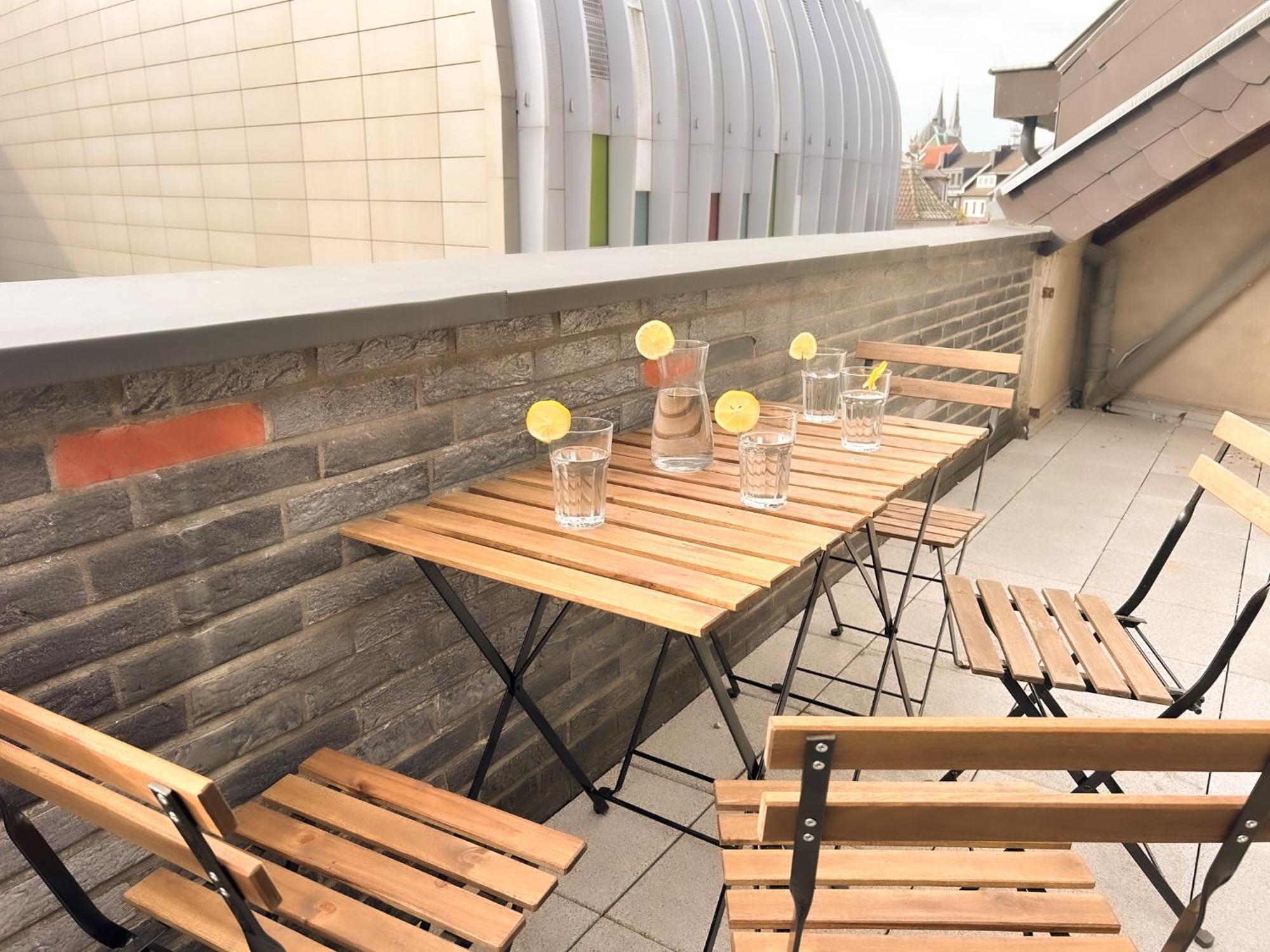 Iii Kingsizebetten L Balkon L Naehe Dom Und Universitaet Apartment Aachen